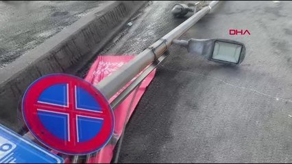 GALATA KÖPRÜSÜ'NDE AYDINLATMA DİREĞİ DEVRİLDİ; TRAMVAY SEFERLER AKSADI-1