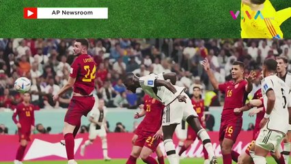 Poster Ozil dan Pose Tutup Mulut di Laga Jerman vs Spanyol