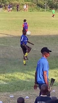 L'incroyable numéro de jongles de ce petit footballeur !