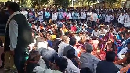 下载视频: Protest against the proposed dam, tribals surrounded the subdivision office while playing drums