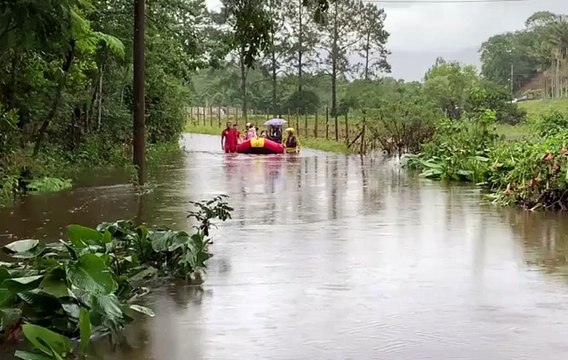 Crianças e adultos ficam ilhados após rio subir e são resgatados de bote em SC; veja fotos
