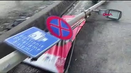 İstanbul'da aydınlatma direği devrildi: Tramvay seferleri aksadı