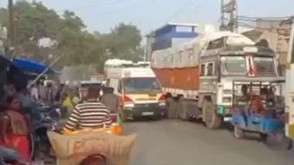 अलीगढ़: जाम के झाम में घंटों फंसी रही एंबुलेंस, देखें वीडियो