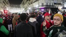 Des supporters Marocain célèbrent la victoire du Maroc face à la Belgique