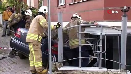 Ümraniye’de bina bahçesine uçan otomobil daireye çarptı: 3 yaralı