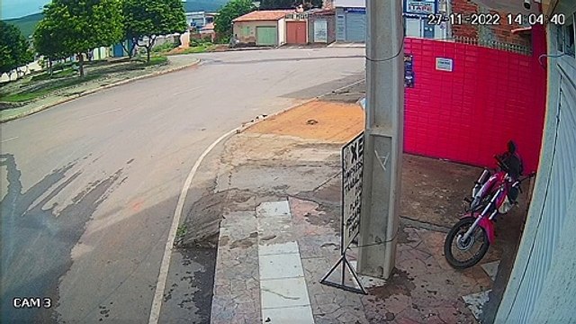 Carreta desgovernada invade casa e mata mãe e filha na Bahia