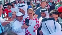 رئيسة كرواتيا تتجول في سوق واقف أثناء حضورها قطر لدعم المنتخب في كأس العالم