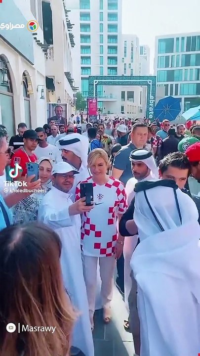 رئيسة كرواتيا تتجول في سوق واقف أثناء حضورها...