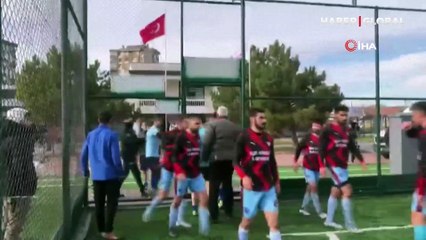 Futbolcu köşe direğini alıp kavgaya koştu!