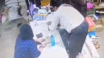 বিদেশী ডলার দেখতে গিয়ে এ কি ঘটল মুদির দোকানদারের ?