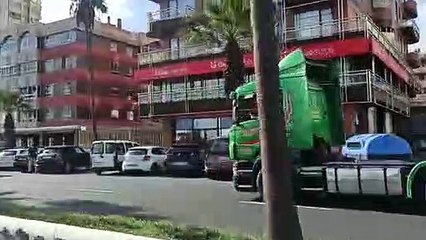 Caravana de camiones en la Avenida Marítima