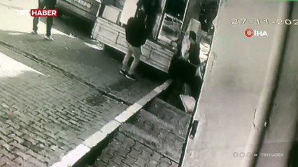 Kamyonetin altında kalmaktan son anda kurtuldu