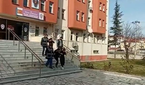 'DİL DÜŞÜRME' YÖNTEMİYLE HIRSIZLIK YAPAN 2'Sİ KADIN, 3 ŞÜPHELİ TUTUKLANDI
