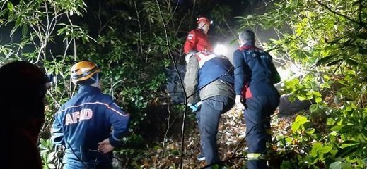 KAMYONET UÇURUMA YUVARLANDI 1 ÖLÜ, 4 YARALI