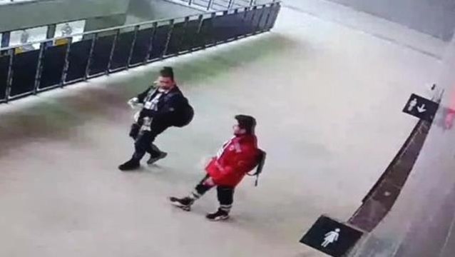 Ambulans şoförlerinin görüntüleri ortaya çıktı! İzmir derbisini yangın yerine çeviren fişekleri stada böyle sokmuşlar