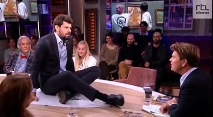 Il colle sa main à la table d'un plateau télévisé et est évacué... avec la table (Pays-Bas)