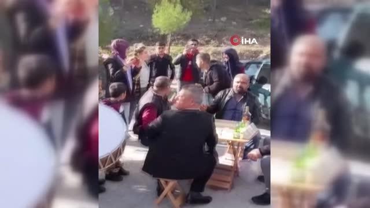 Gelin alma töreninde gelin aracının önünü okey masasıyla kestiler