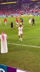 INILAH MOMEN ACHRAF HAKIMI (Pemain IRAN) YANG LANGSUNG MEMELUK IBUNYA SETELAH PERTANDINGAN