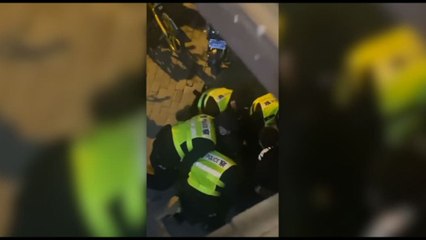 Le immagini dell'arresto del giornalista della Bbc a Shanghai