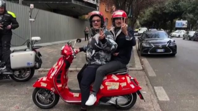 Fiorello arriva in Vespa rossa per lanciare Viva Rai 2!