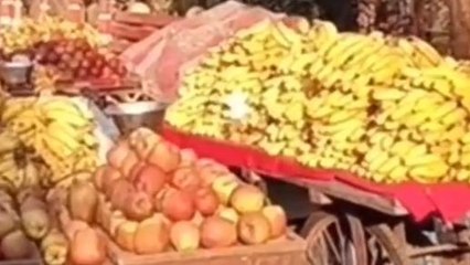 नर्मदापुरम :भीड़भाड़ वाले क्षेत्र में फल बेच रहे विक्रेताओं को पुलिस ने किया गिरफ्तार