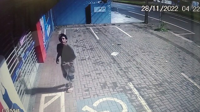 Ladrão de fios é flagrado por câmera de segurança no Maria Luiza