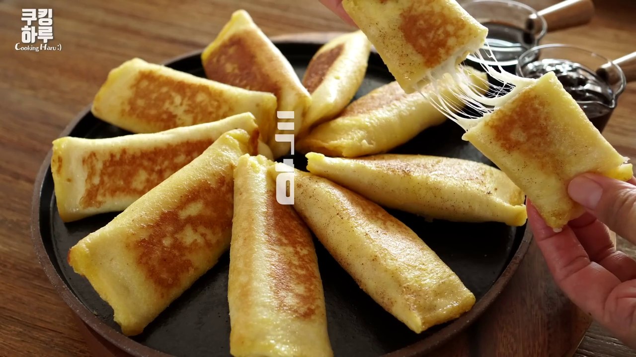 Sweetness plus flavor!! Banana Cheese French Toast!! Cinnamon powder, chocolate sauce