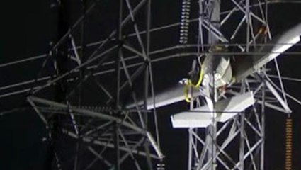 Bir garip olay! Tek motorlu uçak yüksek gerilim hattında asılı kaldı