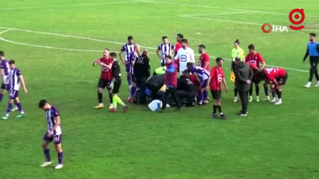 Dili boğazına kaçan futbolcuyu hakemin ilk müdahalesi kurtardı