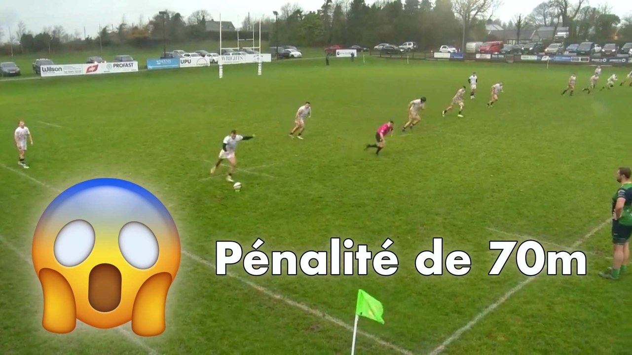 Un joueur de Rugby passe une pénalité de près de 70 mètres