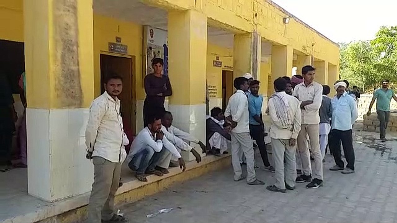 Watch Video: अनियंत्रित होकर ट्रैक्टर पलटा, दबने से चालक की मौत