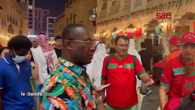 سوق واقف بقطر يرتدي العلم المغربي.. شباب وشيوخ ورجال ونساء يتغنون بفوز أسود الأطلس