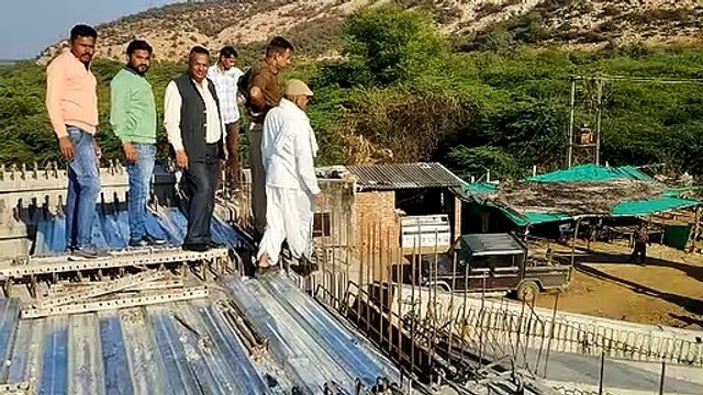 निर्माणाधीन पुल गिरा, बड़ा हादसा टला, देखे वीडियो-फोटो
