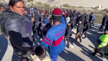Desalojan a cientos de migrantes venezolanos de campamento en la mexicana Ciudad Juárez
