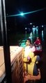 Patrola guincha barco de bombeiros para salvar moradores