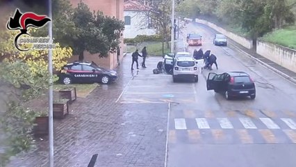 Video herunterladen: Armi in mano tentano rapina a ufficio postale ma trovano i carabinieri