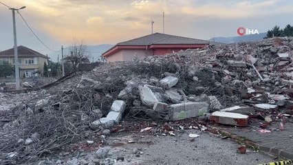 Düzce'de depremde zarar gören binaların yıkımı sürüyor