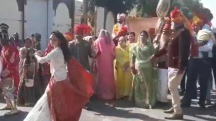 मंदसौर: बारात में महिलाओं द्वारा तलवार के साथ अखाड़े का प्रदर्शन, देखें यह खास रिपोर्ट