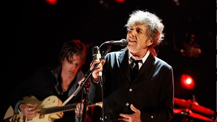 Bob Dylan apologises for using machine to sign £497 books