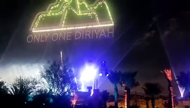 عروض مبهرة للألعاب النارية في سماء الرياض ترحيبًا بضيوف قمة السفر العالمي