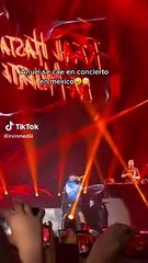 Anuel AA sufre caída en su concierto de México