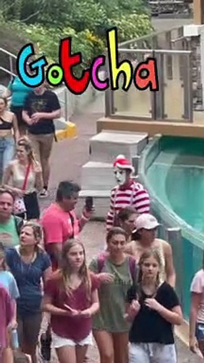 Ce mime piège un touriste et c'est très drôle