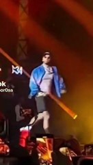 Anuel AA sufre caída en pleno concierto
