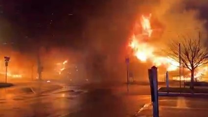 Descargar video: Raging fire engulfs Mystic marina as firefighters tackle flames