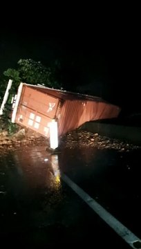 Deslizamento de terra atinge veículos em Guaratuba, na BR-376