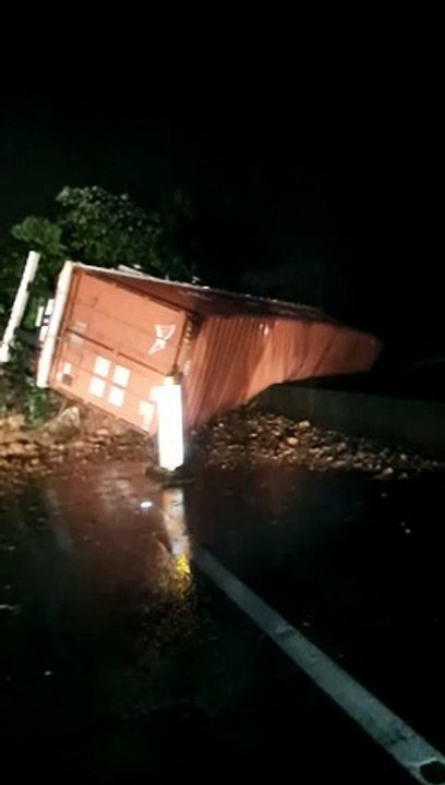 Deslizamento de terra atinge veículos em Guaratuba, na BR-376