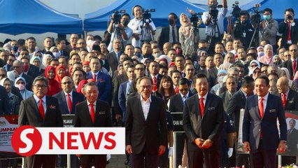 PM urges civil servants to work towards positive changes for the country