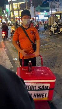 Cậu bé 14 tuổi bị tật mắt và chân phải mưu sinh trả nợ nuôi mẹ bệnh: Ước khỏe mạnh trở lại