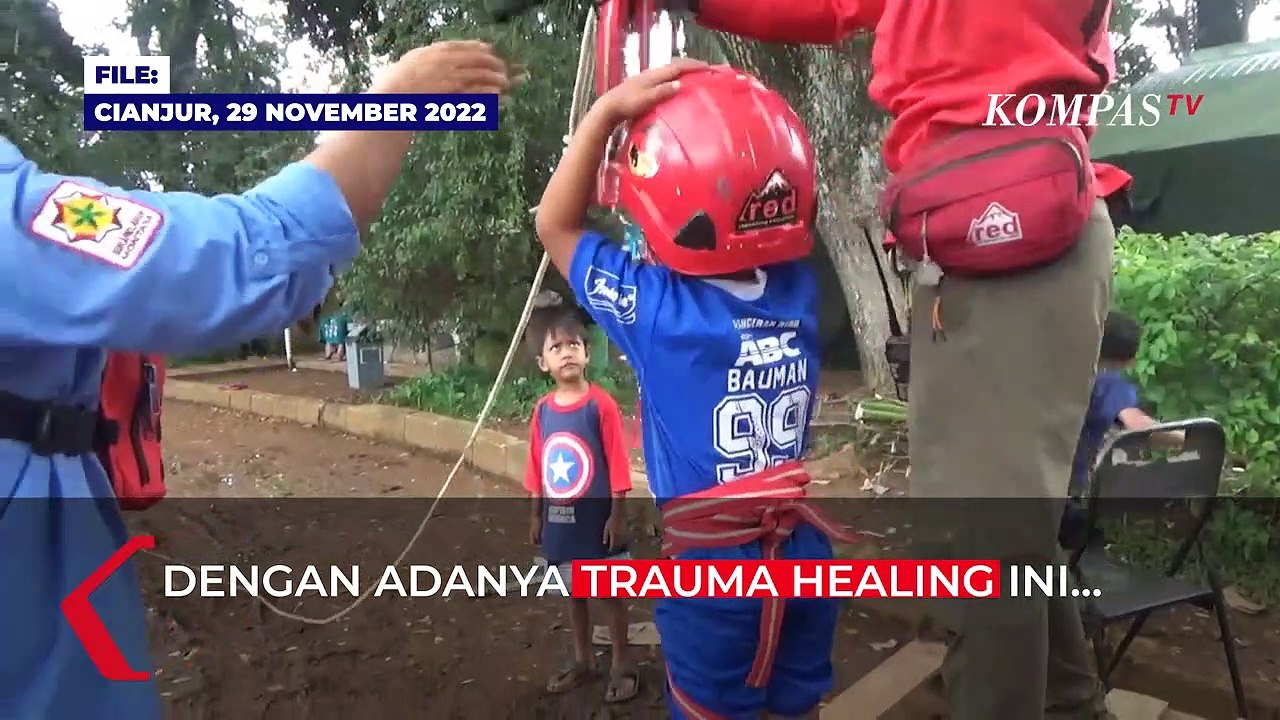 Keceriaan Anak-anak Korban Gempa Cianjur Bermain Wahana Flying Fox di Pengungsian