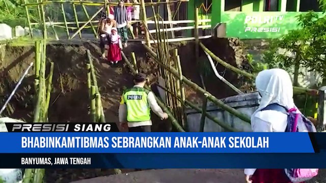 Jembatan Rusak, Bhabinkamtibmas Polsek Jatilawang Polresta Banyumas Bopong Dan Sebrangkan Anak-Anak Sekolah